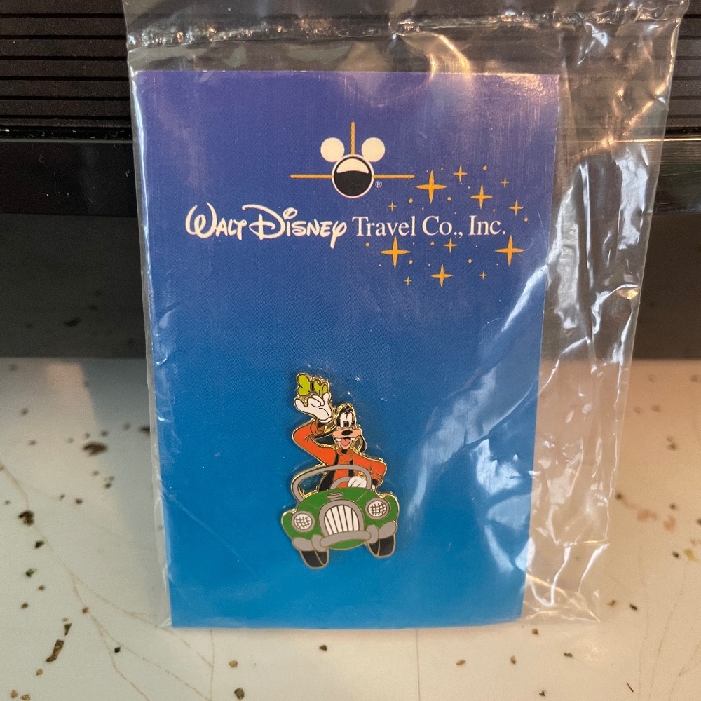 Disney Travel pin - goofy driving car